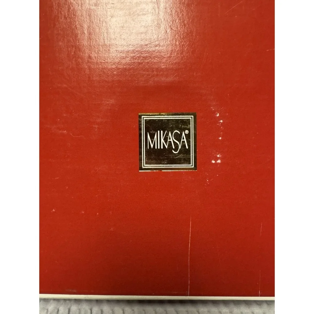 Mikasa Holiday Elegance FK001‎ Caroler Round 3D Fine Porcelain Decorative Plate.
